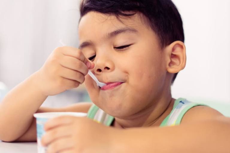 nino-comiendo-yogur Niño comiendo un yogur.