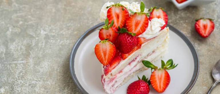 Tarta de fresas con nata.
