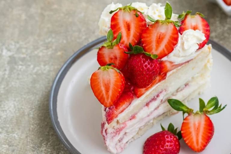 Tarta de fresas con nata.