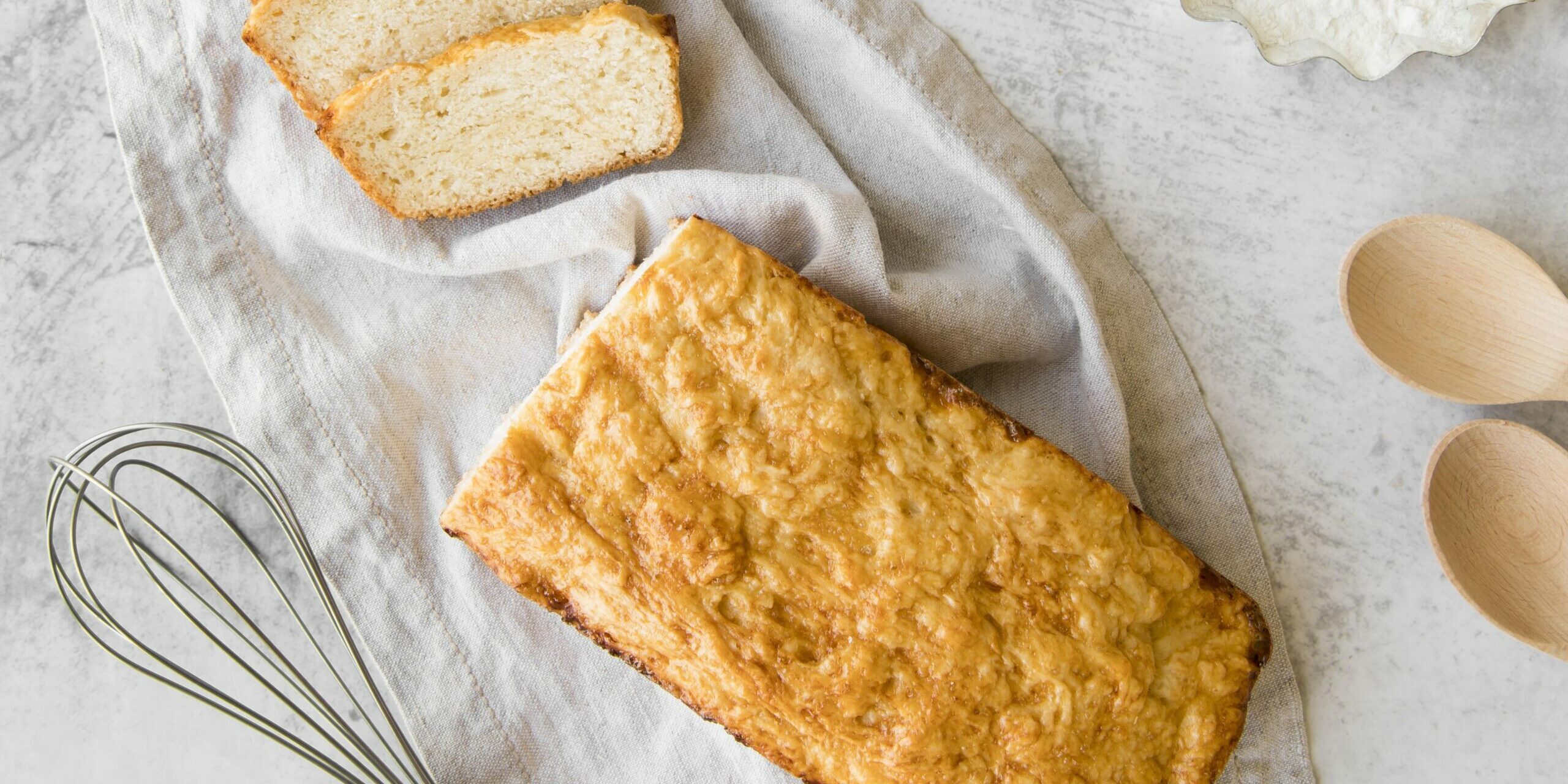 vista-superior-de-pan-de-platano-en-rodajas-con-huevos-y-miel (1)