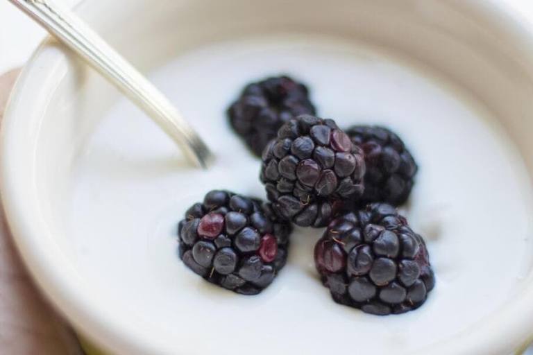 yogur-con-moras Yogur con moras.