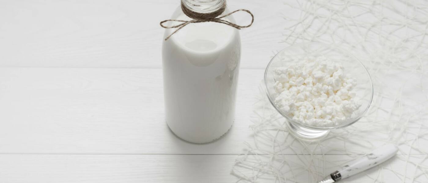 botella-de-alto-angulo-de-leche-fresca-con-espacio-de-copia (1)