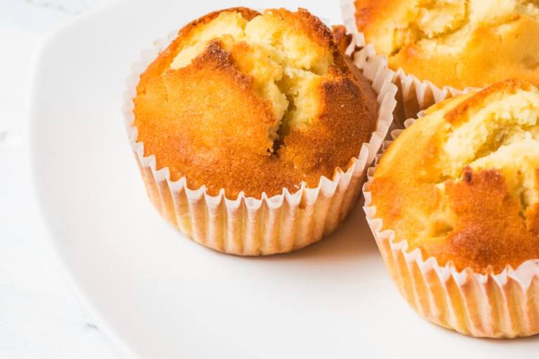 Magdalenas con mantequilla.