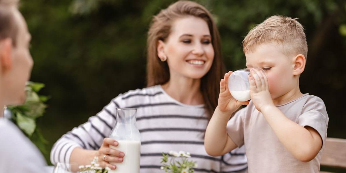 nino-bebiendo-leche Niño bebiendo un vaso de leche.