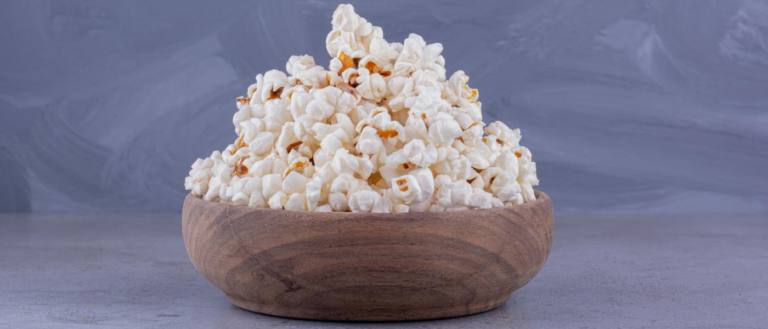 Palomitas con mantequilla.