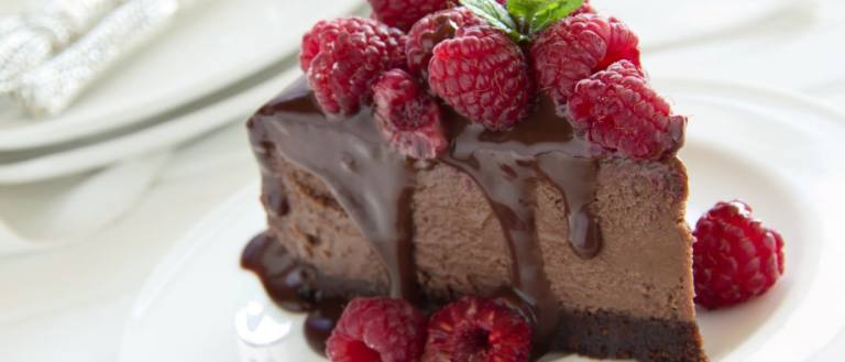 Tarta de queso y chocolate.