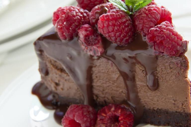 Tarta de queso y chocolate.