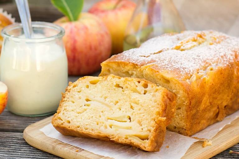Bizcocho de yogur y manzana.