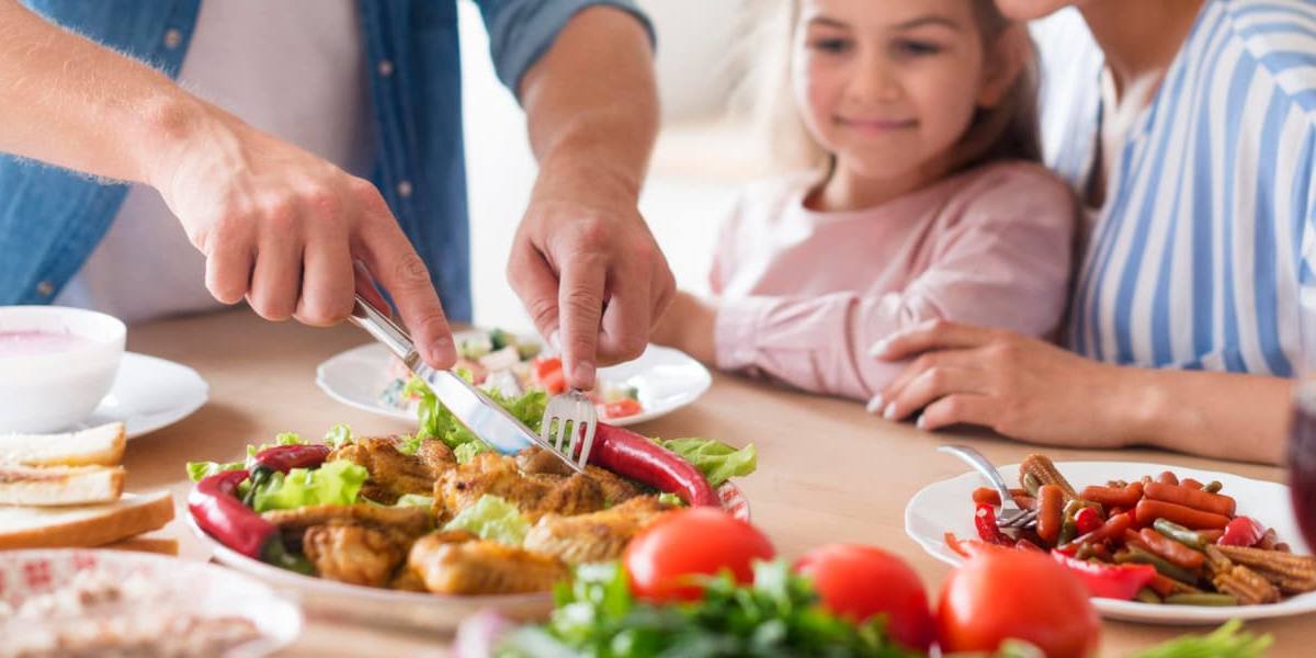 familia-comiendo Falsos mitos de la alimentación.