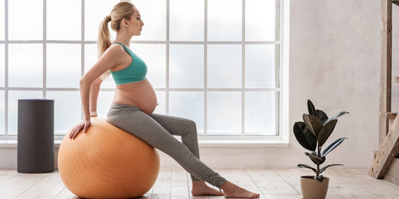 Mujer embaraza haciendo deporte.