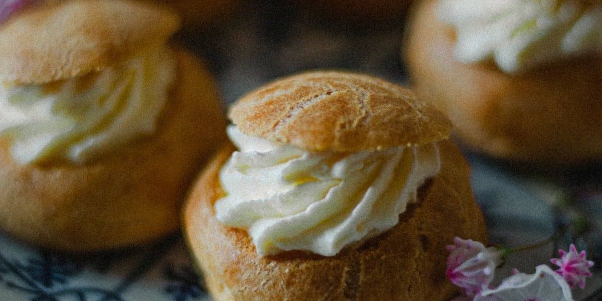 Buñuelos de nata, dulce típico de la repostería española de exterior duro y corazón cremoso.