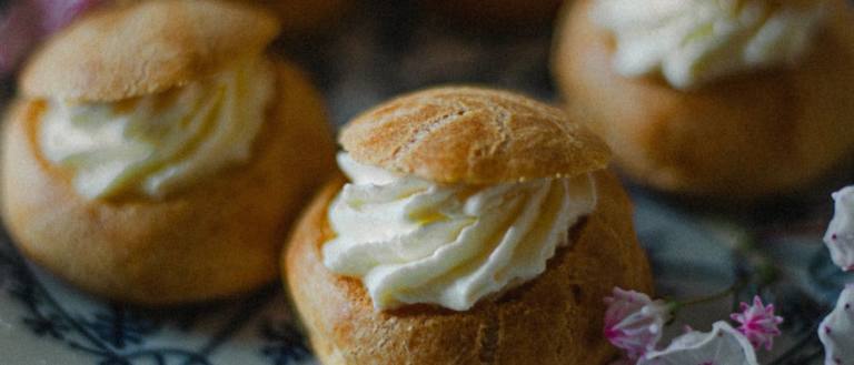 Buñuelos de nata, dulce típico de la repostería española de exterior duro y corazón cremoso.