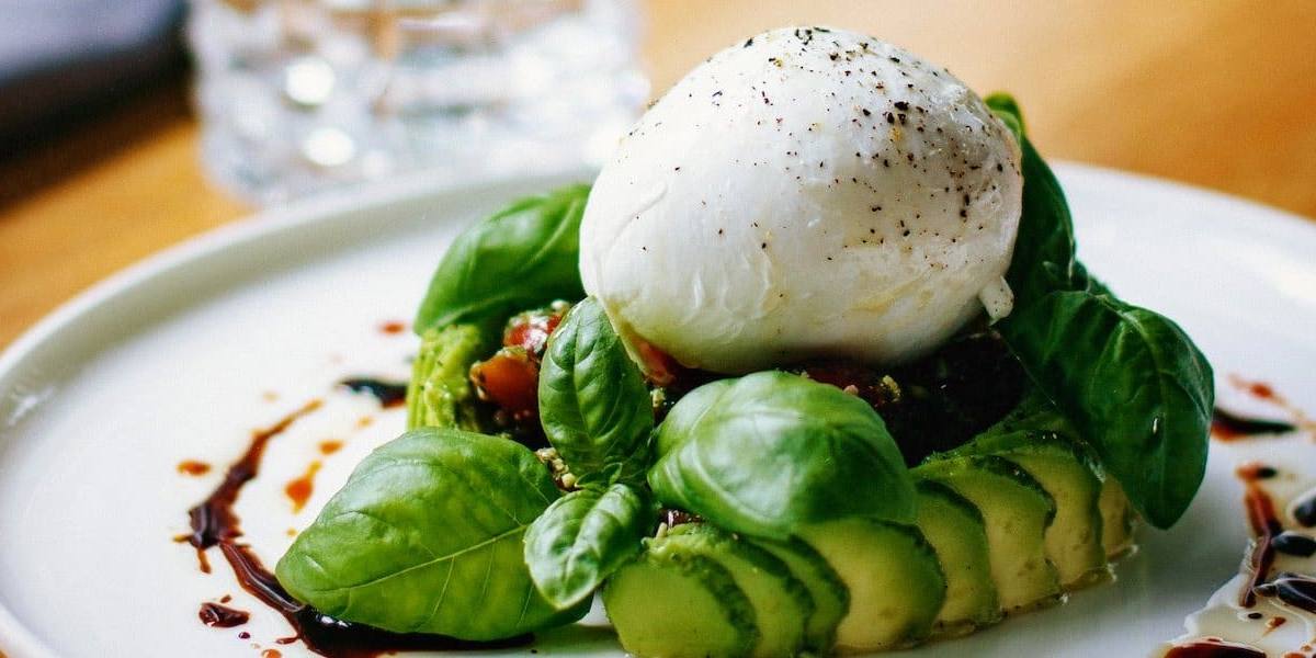 burrata-mozzarella Burrata o mozzarella, la diferencia más clara entre ambos quesos es su interior.