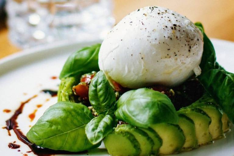 Burrata o mozzarella, la diferencia más clara entre ambos quesos es su interior.