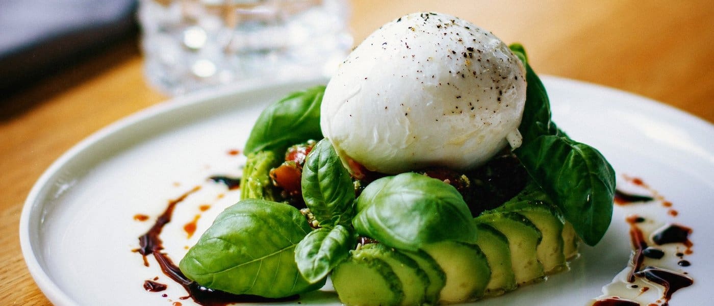 Burrata o mozzarella, la diferencia más clara entre ambos quesos es su interior.