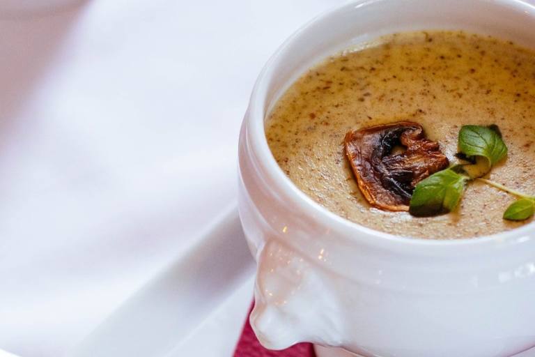 crema-de-champiñones La crema de champiñones puede servirse caliente o fría.
