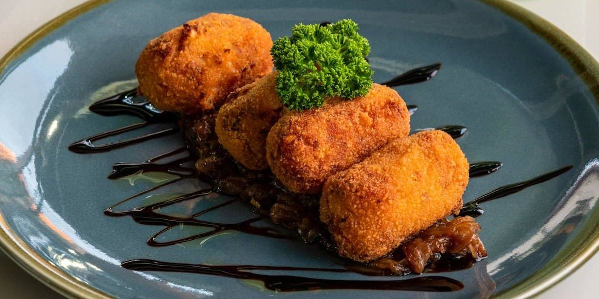 Las croquetas de pollo deben pasarse por harino, huevo y pan rallado para freírlas.