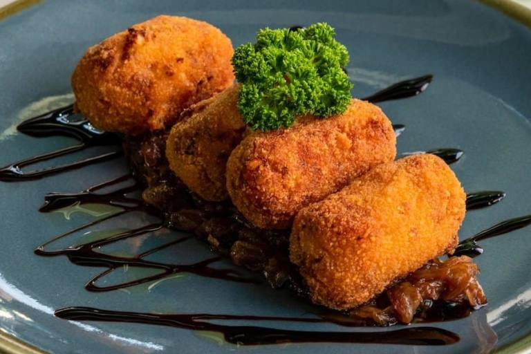 Las croquetas de pollo deben pasarse por harino, huevo y pan rallado para freírlas.