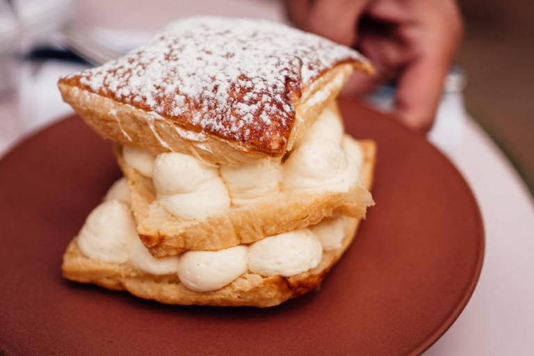 Las milhojas de nata son un pastel tradicional que combina capas crujientes de hojaldre con tierno relleno.