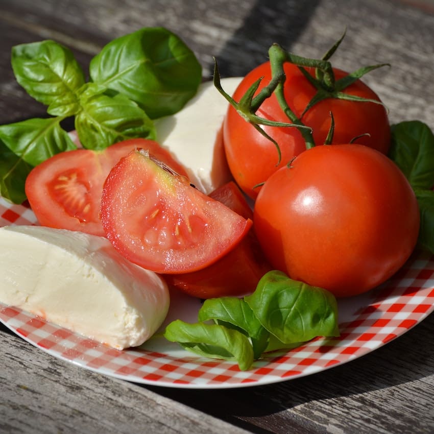 Burrata y mozzarella pueden servirse solamente con tomate o lechuga, a modo de ensalada.
