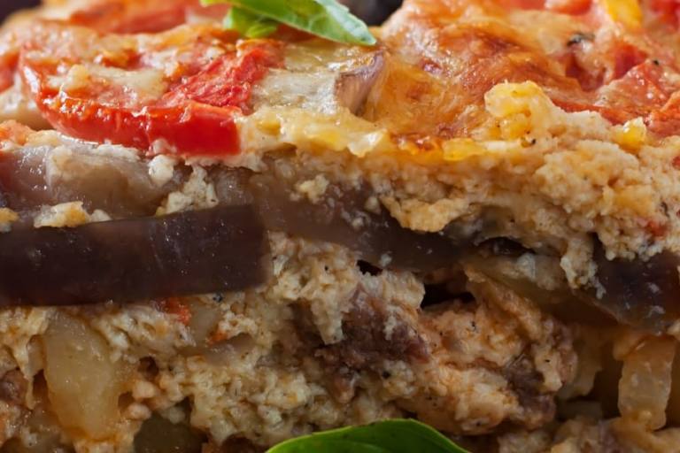 musaka de berenjena Musaka de berenjena, uno de los platos insignia de la gastronomía griega.