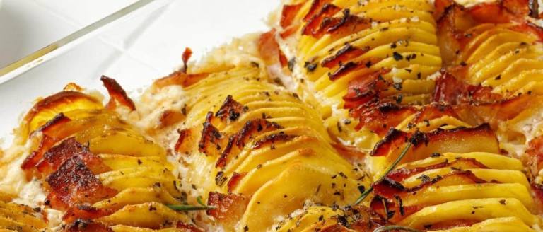 Patatas con nata, un plato sencillo con ingredientes accesibles.