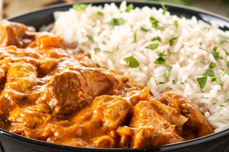 pollo a la mantequilla El pollo a la mantequilla posee un sabor delicado pese al marinado en especias que recibe la carne.