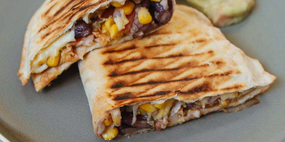 quesadilla-de-queso Quesadillas de queso, un plato típico de México sencillo y rápido de cocinar.
