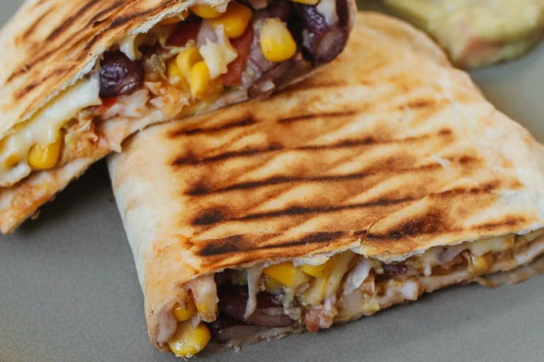 Quesadillas de queso, un plato típico de México sencillo y rápido de cocinar.