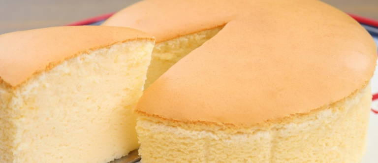 La tarta de queso japonesa se caracteriza por un aspecto de bizcocho esponjoso pero cremosa textura.