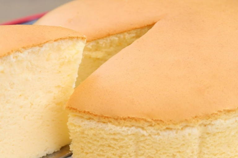 tarta-queso-japonesa La tarta de queso japonesa se caracteriza por un aspecto de bizcocho esponjoso pero cremosa textura.