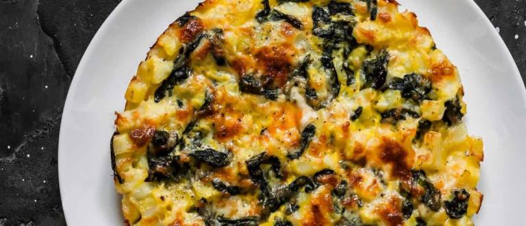 La tortilla de patata, espinacas y queso destaca por un sabor intenso y las diferentes texturas en su interior.