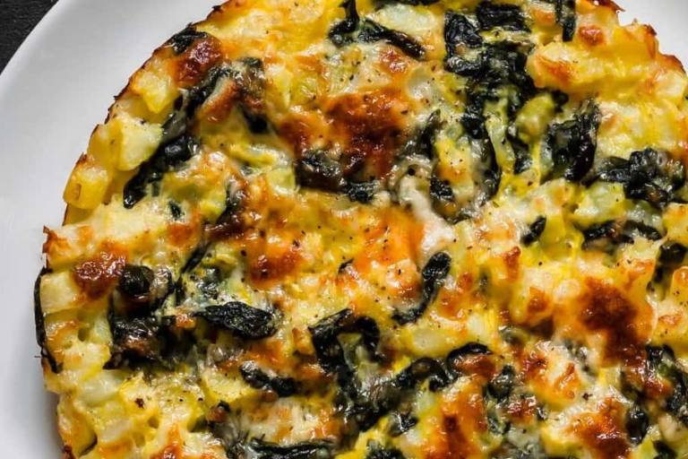 tortilla de patata, espinacas y queso La tortilla de patata, espinacas y queso destaca por un sabor intenso y las diferentes texturas en su interior.