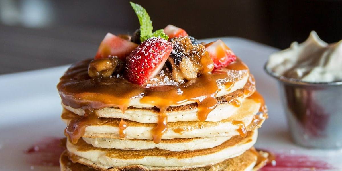 Tortitas americanas, un dulce versátil para combinar con dulce o salado según la comida.