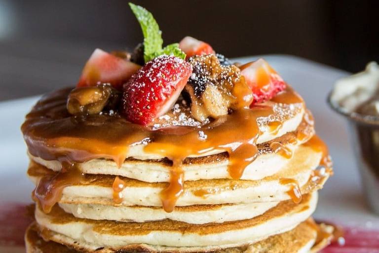 Tortitas americanas, un dulce versátil para combinar con dulce o salado según la comida.