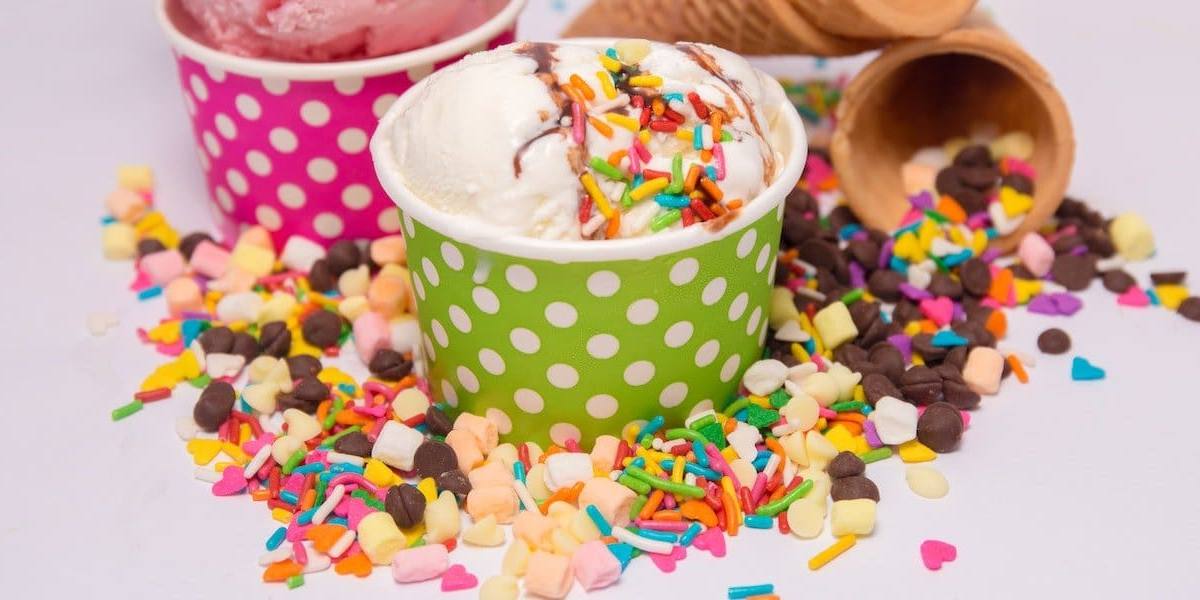 El yogur helado tiene vida más allá del verano como un postre muy cremoso.