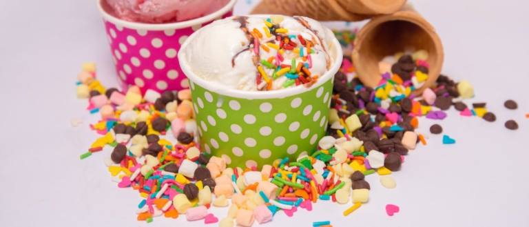 El yogur helado tiene vida más allá del verano como un postre muy cremoso.
