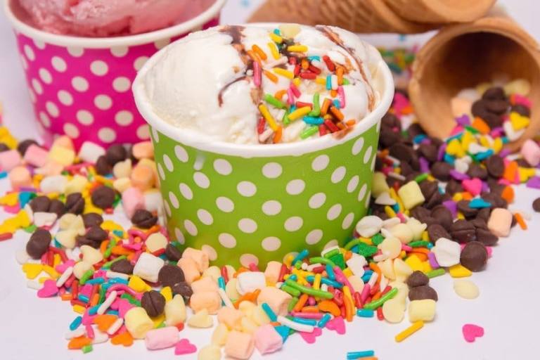 yogur-helado El yogur helado tiene vida más allá del verano como un postre muy cremoso.