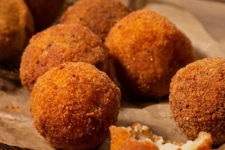croquetas de boletus Las croquetas de boletus tienen un sabor más delicado que las tradicionales frituras y su bechamel puede ser más líquida.