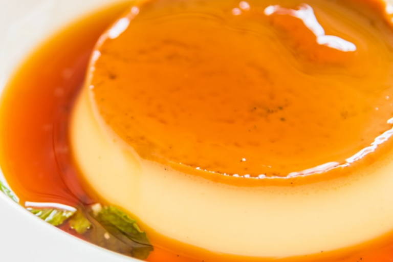 flan casero El flan casero es uno de los postres más consumidos en España, aunque su receta no tiene un origen concreto.