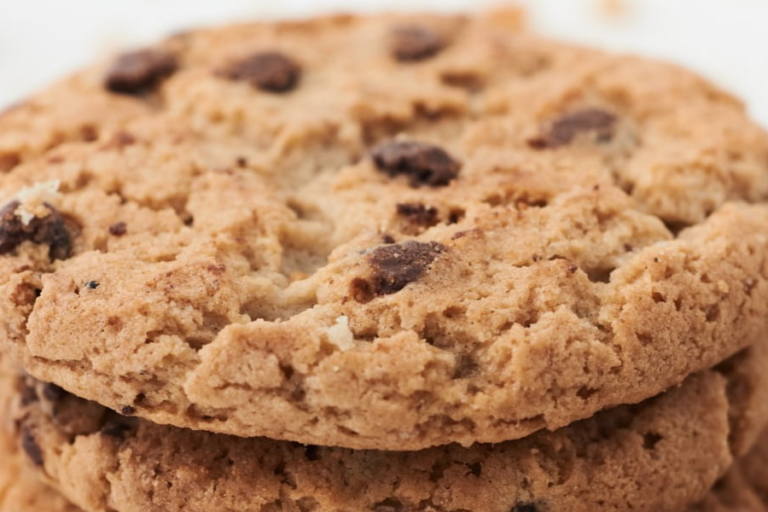 galleta con chispas de chocolate Las galletas con chispas de chocolate son una elaboración con menos de un siglo de antigüedad.