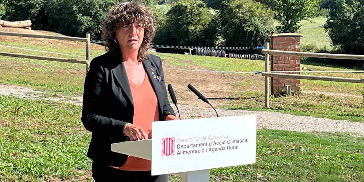 La consejera Teresa Jordà presentando el Institut de la Llet i els Productes Làctics.