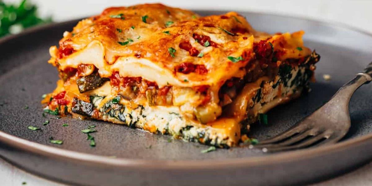 La lasaña de verduras es un primer plato típico de invierno y menos pesado que la tradicional lasaña de boloñesa.