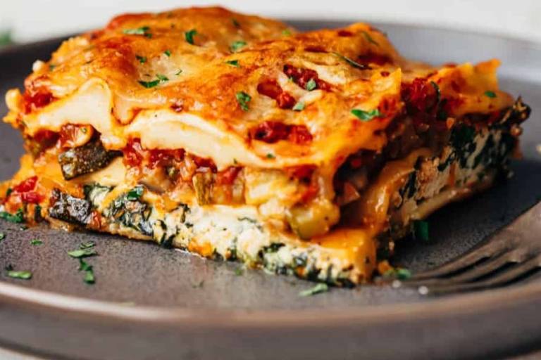 lasaña de verduras La lasaña de verduras es un primer plato típico de invierno y menos pesado que la tradicional lasaña de boloñesa.