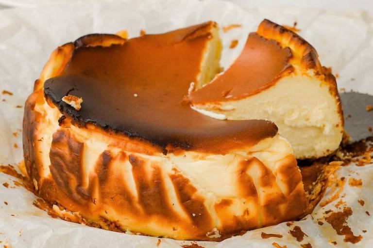 pastel de queso El pastel de queso debe tener un cremoso interior y un exterior tostado.