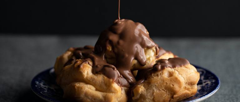 Los profiteroles son un dulce de origen francés, aunque sus versiones son múltiples en función del país.