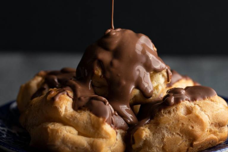 profiteroles Los profiteroles son un dulce de origen francés, aunque sus versiones son múltiples en función del país.