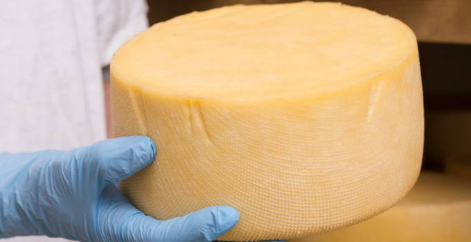 El queso manchego tiene un proceso de elaboración regulado por Denominación de Origen.