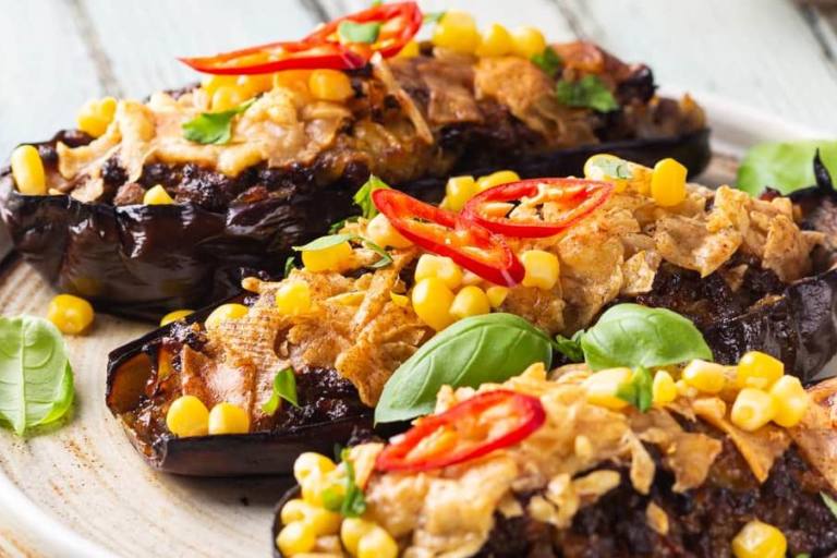 Las berenjenas rellenas de carne combinan tomate y bechamel para suavizar e integrar el relleno.