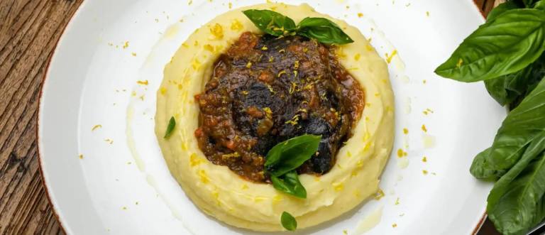 Las carrilleras al vino tinto con puré de patata requieren de tiempo y paciencia para conseguir las texturas adecuadas.